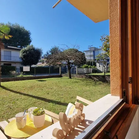 Cozy Flat With Shared Garden 아파트